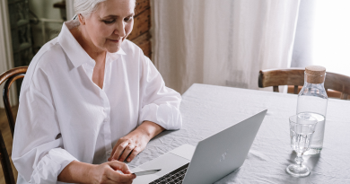 laptop-elderly-woman