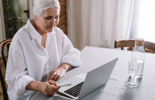 laptop-elderly-woman