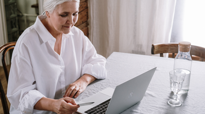 laptop-elderly-woman