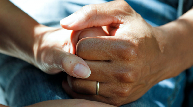 cancer-holding-hands-photo