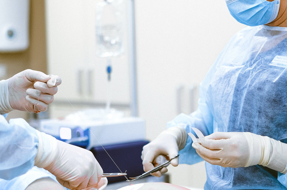 surgeons-in-operating-room