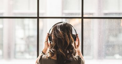 woman-with-headphones