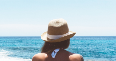 woman-in-hat-at-beach