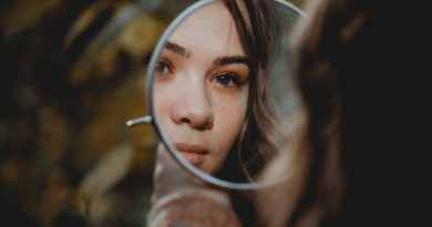 woman-looking-in-mirror