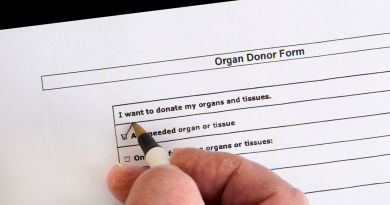 A person fills out an organ donor form