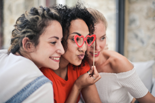 Photo Pose Black And White Of Three Girls Posing For A Picture Backgrounds  | JPG Free Download - Pikbest