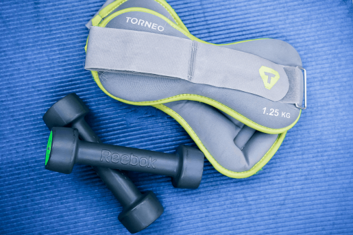 A small dumbell set next to ankle weights.