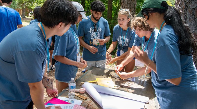 A group of first-year medical students working together at School of Medicine Orientation.